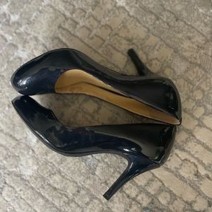Gianni Bini navy round toe heel
